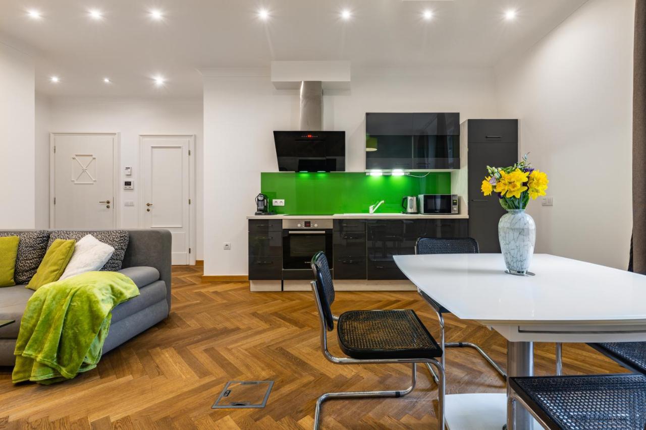 Dlouha Palace - Live In One Of The Best Streets Praag Buitenkant foto
